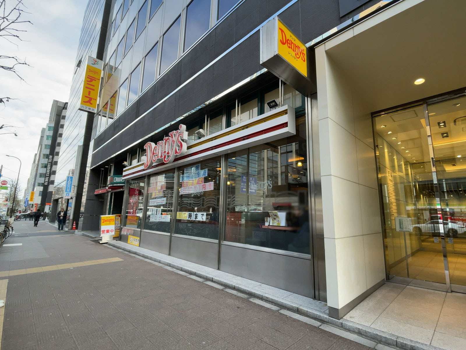 徒歩2分のデニーズ 八丁堀店