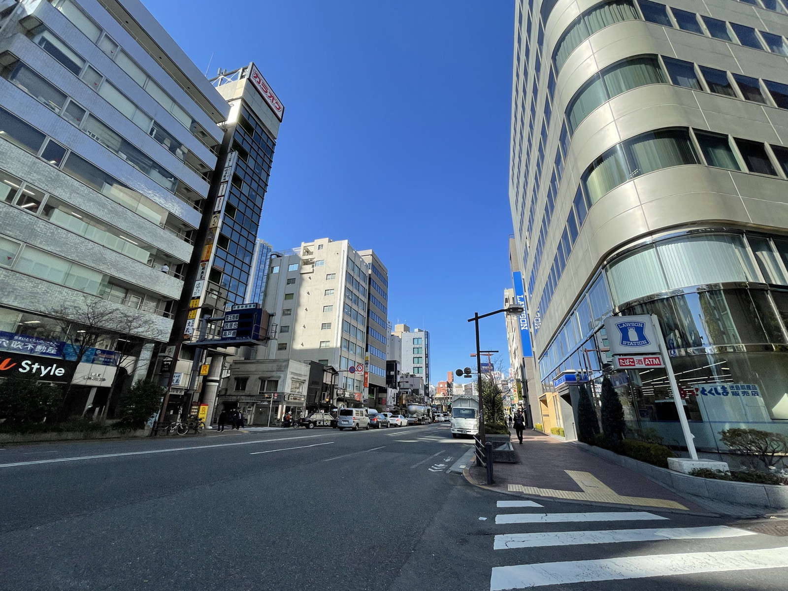 ロックビレイビル前面の目白通り