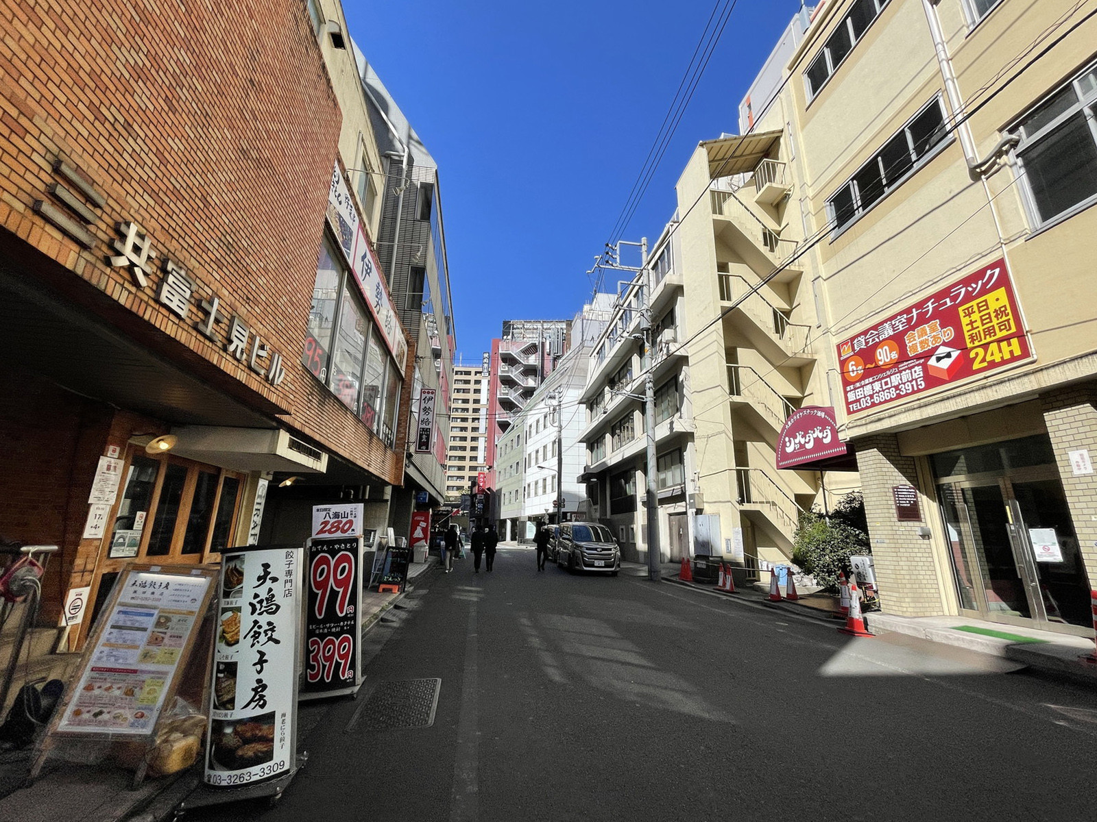 第二プレシーザビル前面の通り