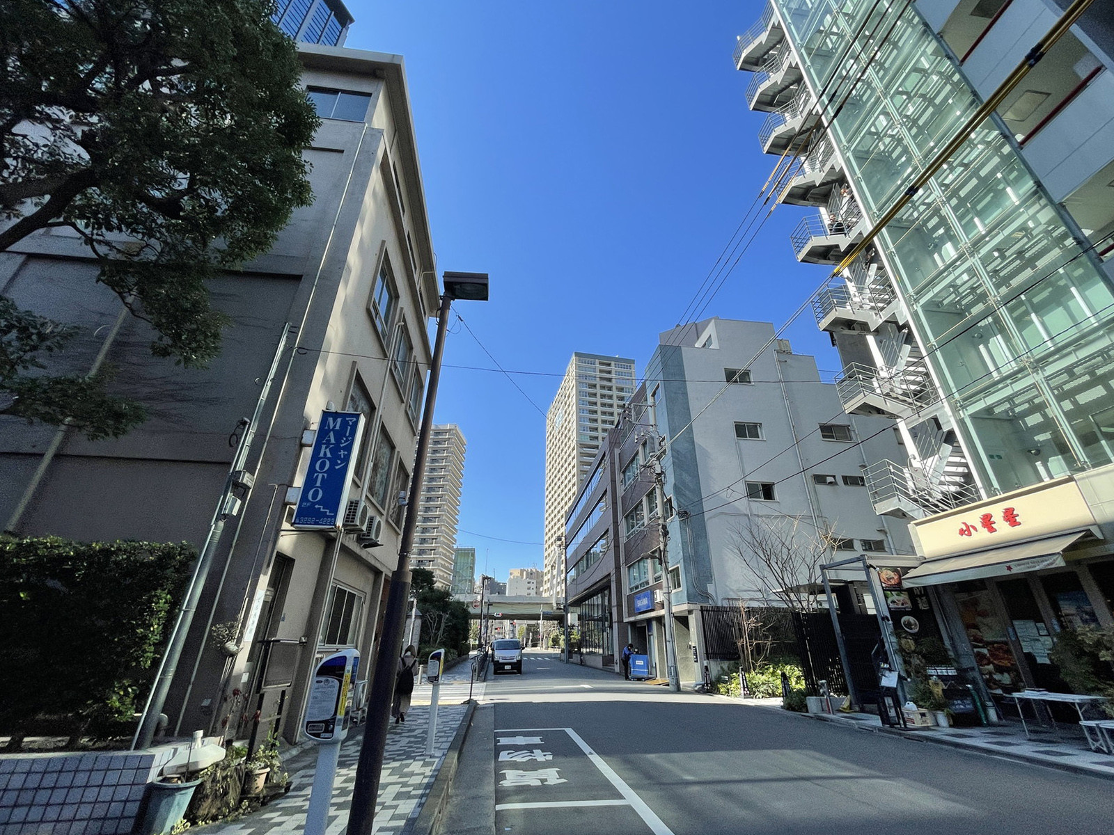 高橋セーフビル前面の通り