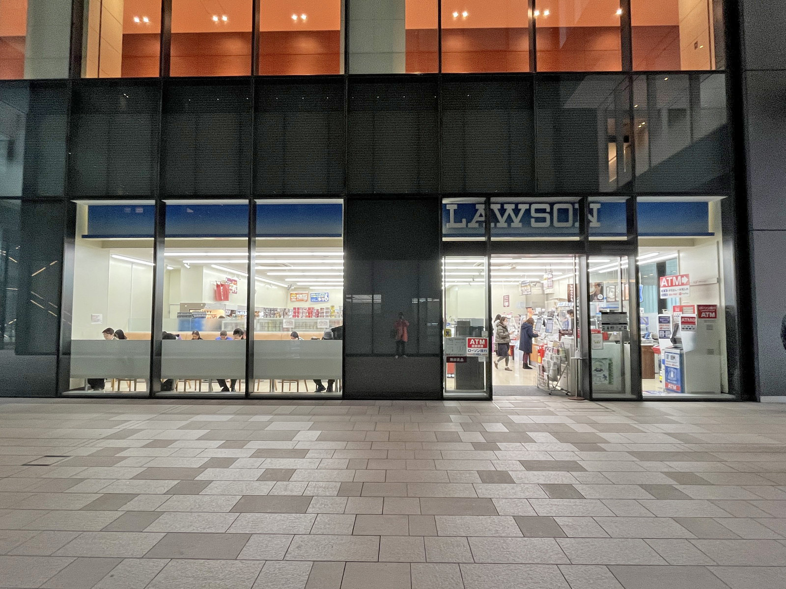 徒歩3分のローソン東京スクエアガーデン店