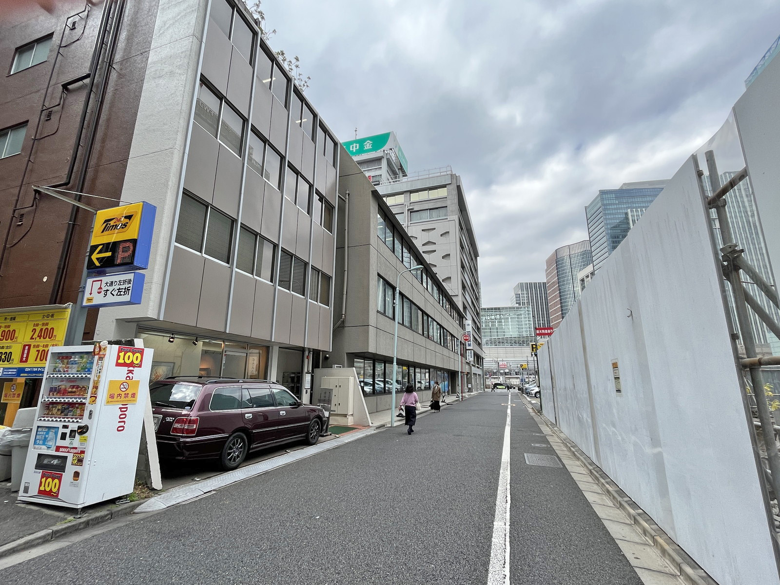 花長ビル前面通り