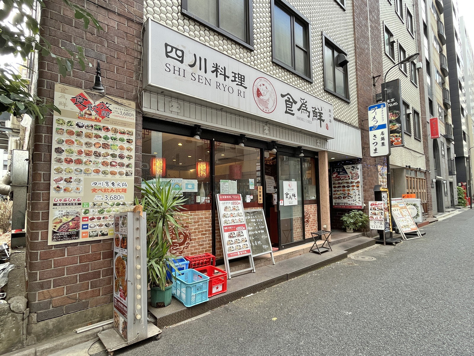 付近には飲食店が充実