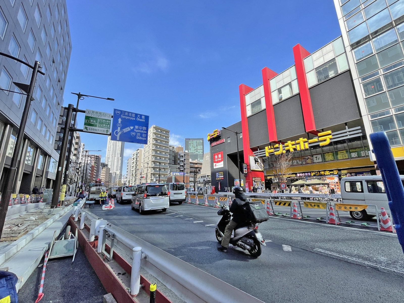 東山ビル前面の通り