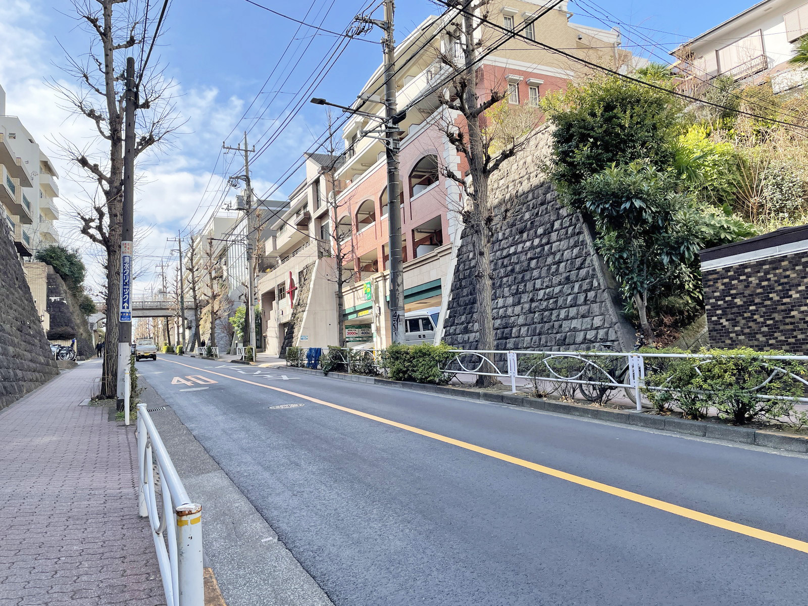 リヴィエラマンション前面の通り