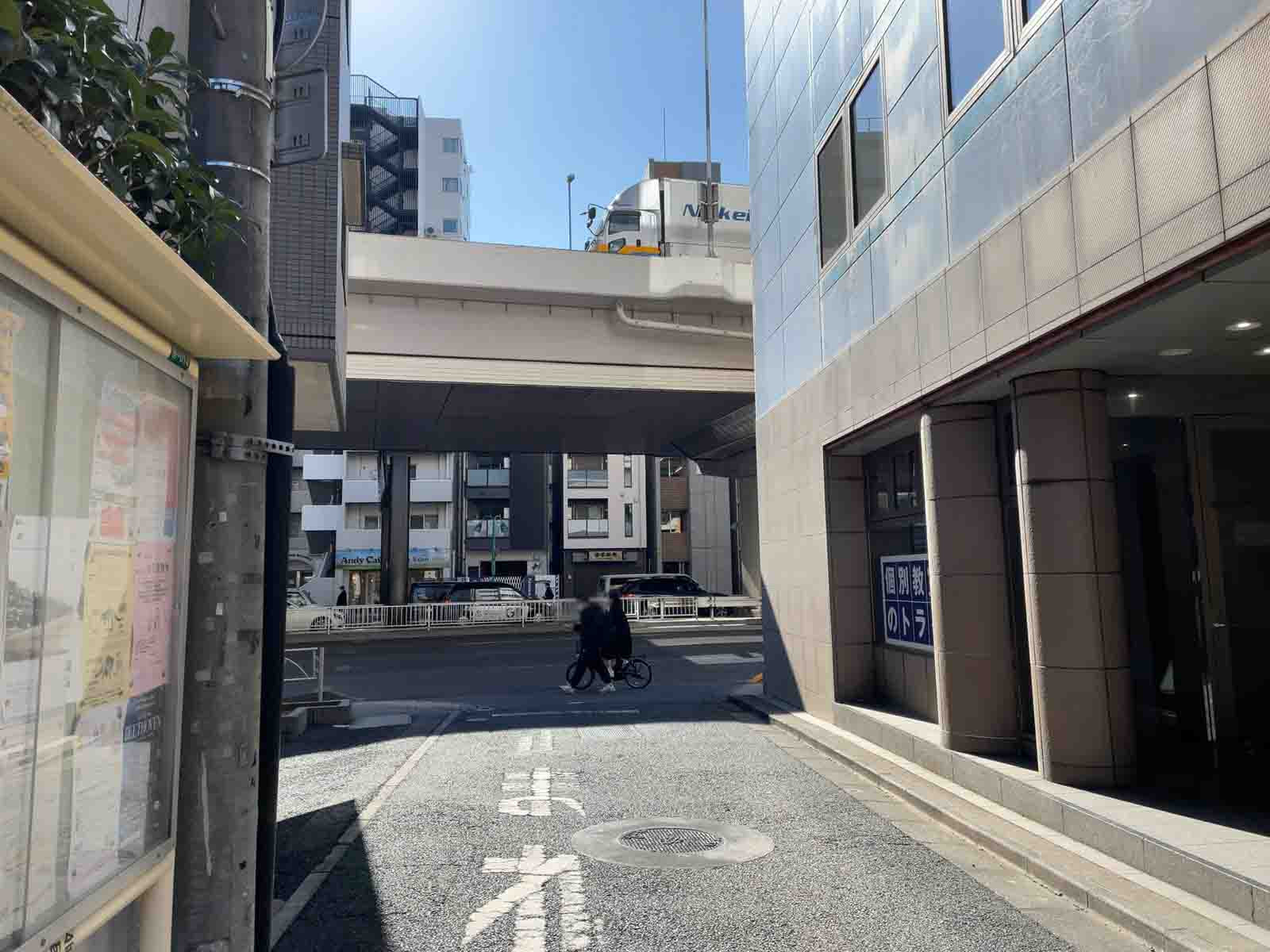 グリーンライフビル前面の通り