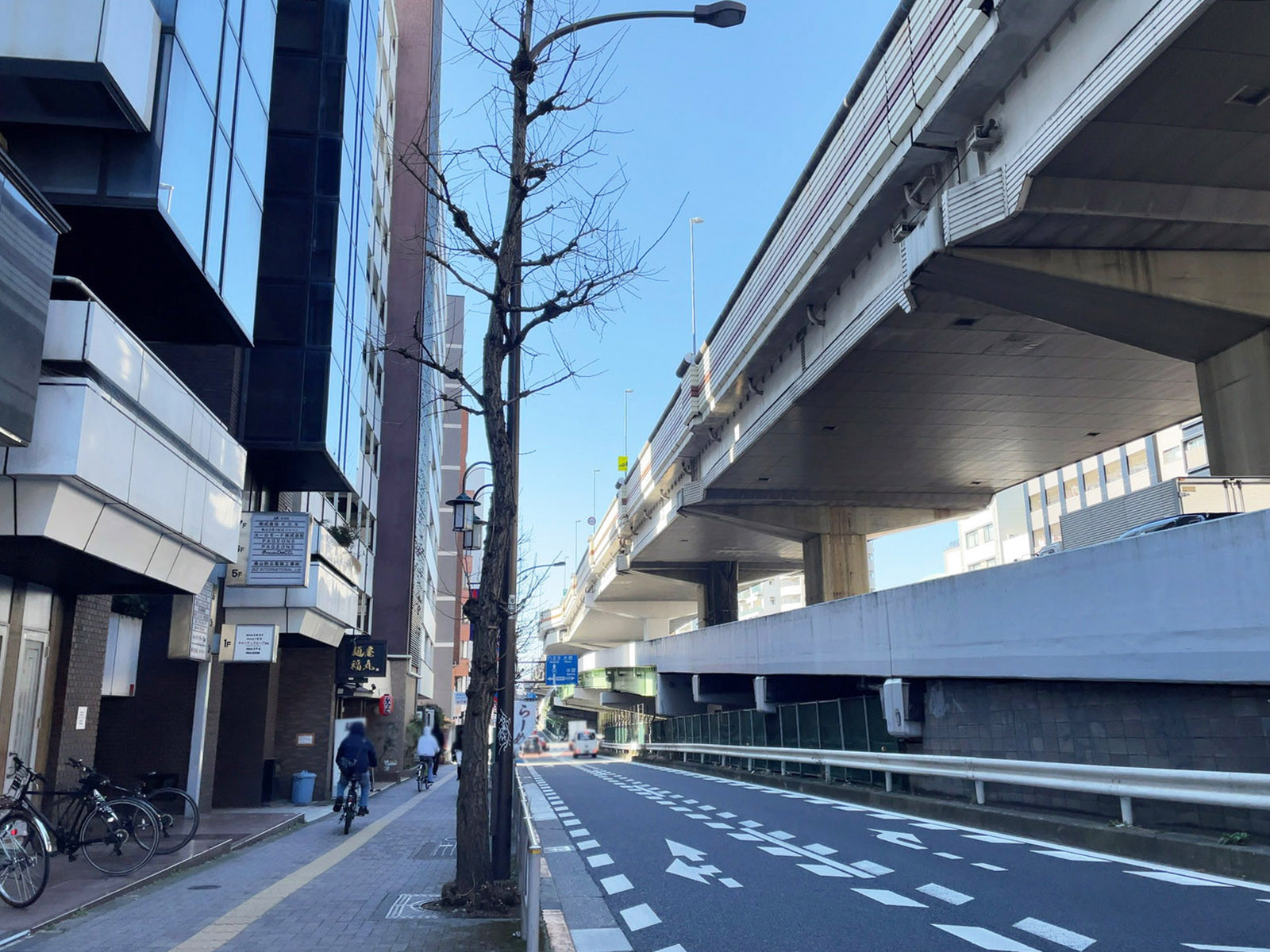 VORT幡ヶ谷BLD.前面の甲州街道
