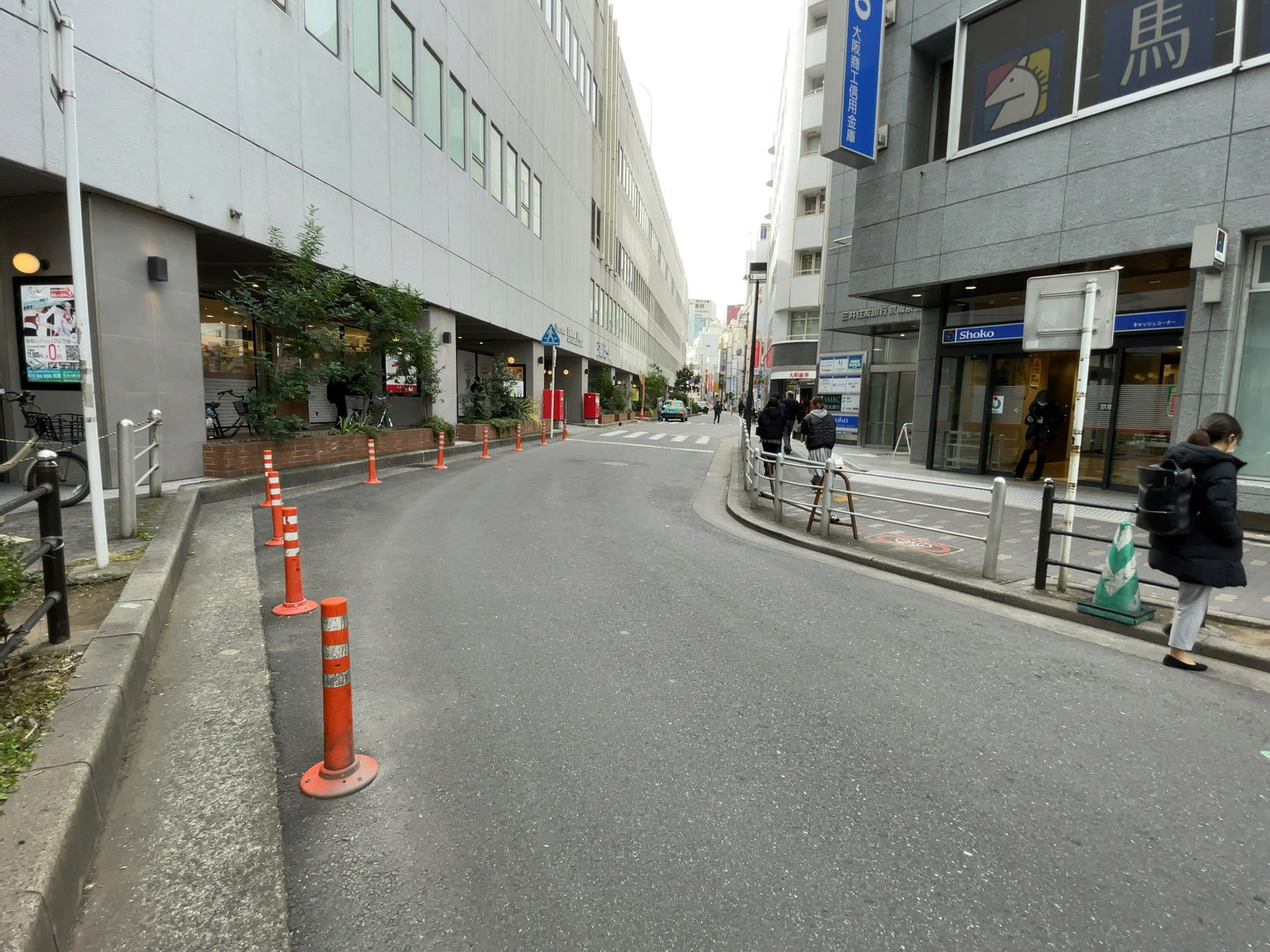 三井住友銀行京阪京橋ビル前面の通り