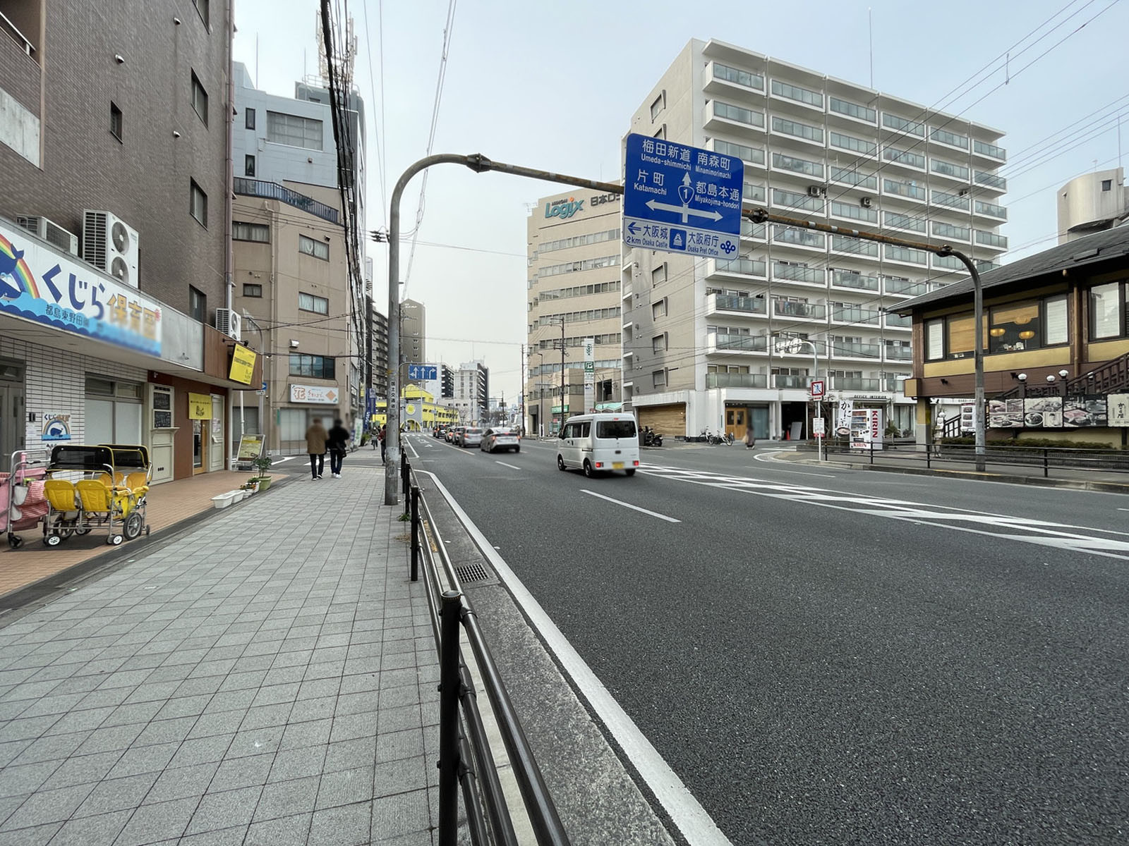 大阪京橋ビルディング前面の通り