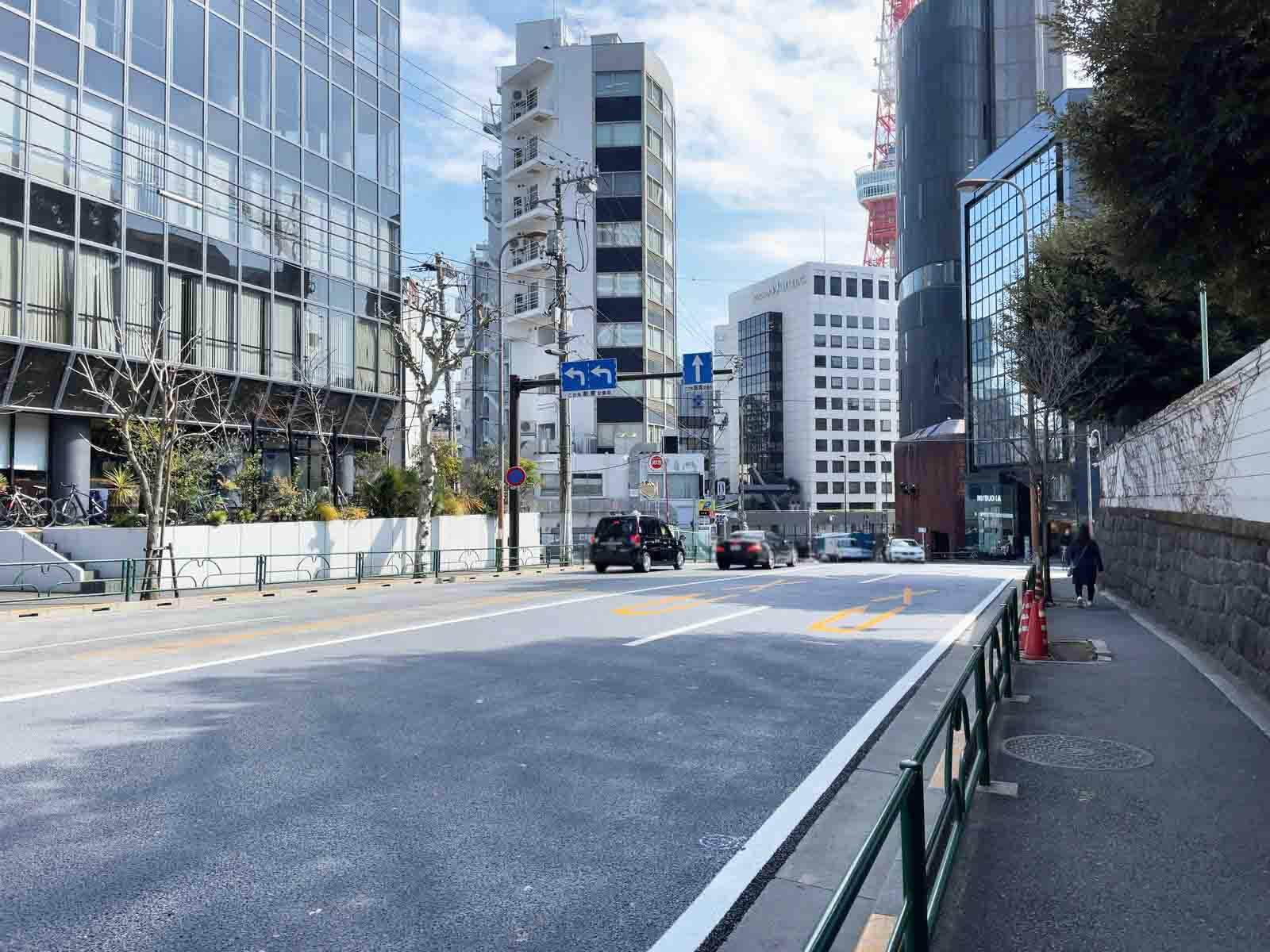 麻布偕成ビル前面の外苑東通り