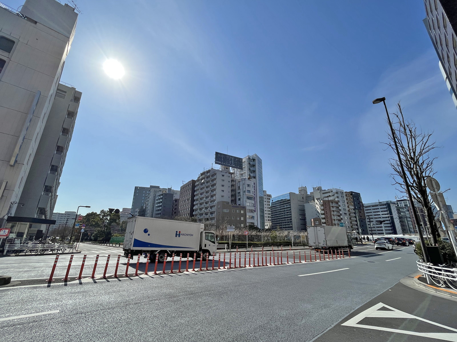 第2明治ビル前面の新富晴海線