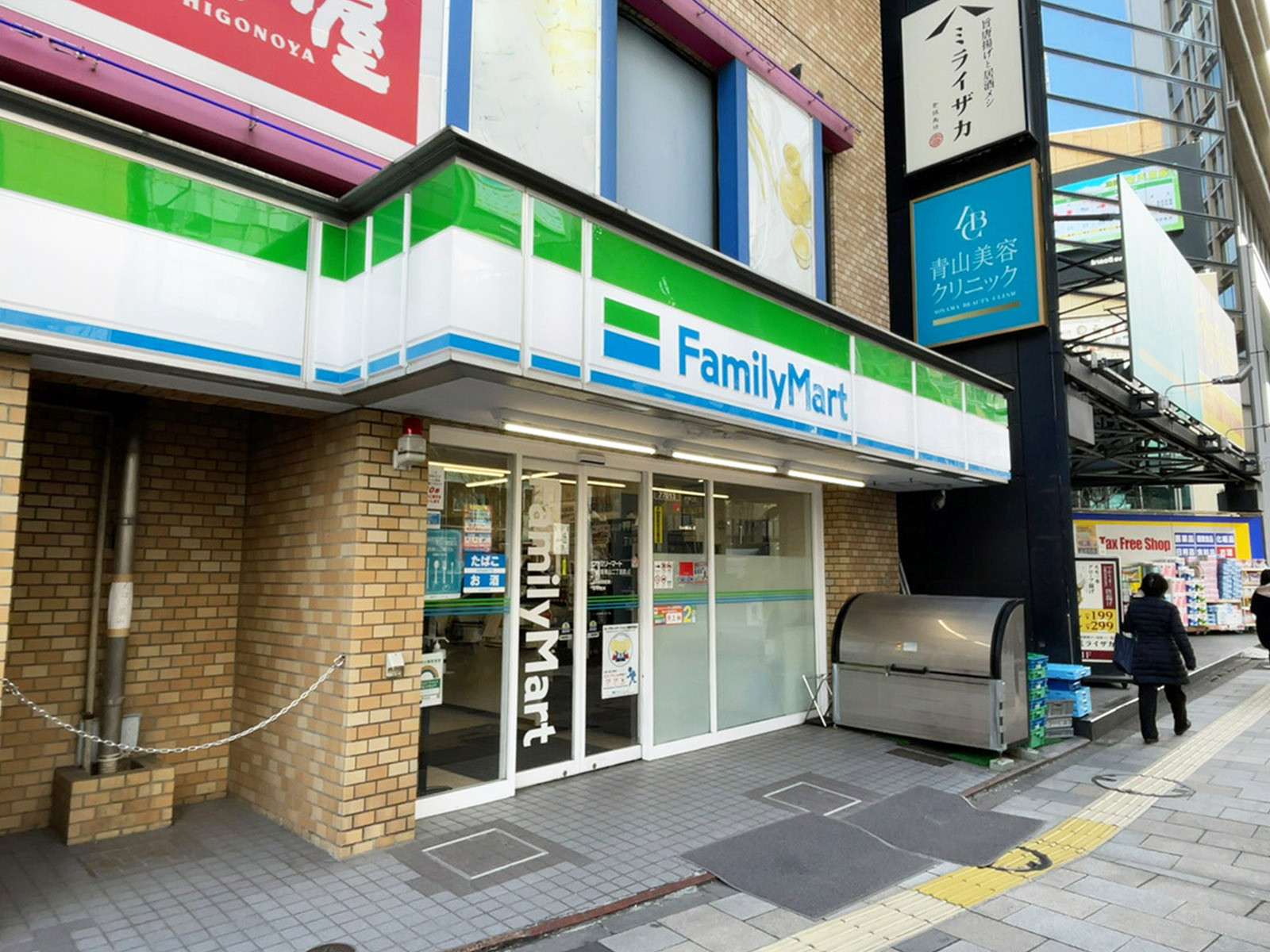 向かいのファミリーマート 外苑南青山2丁目店