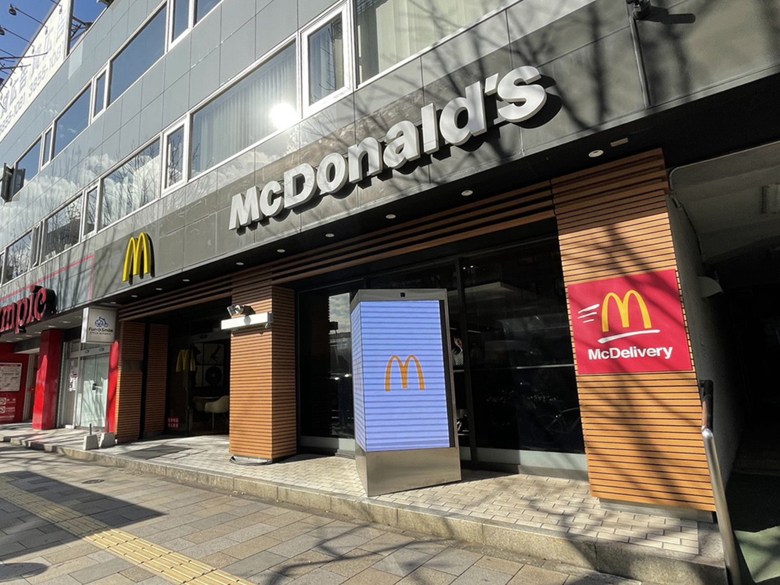 近くのマクドナルド青山店