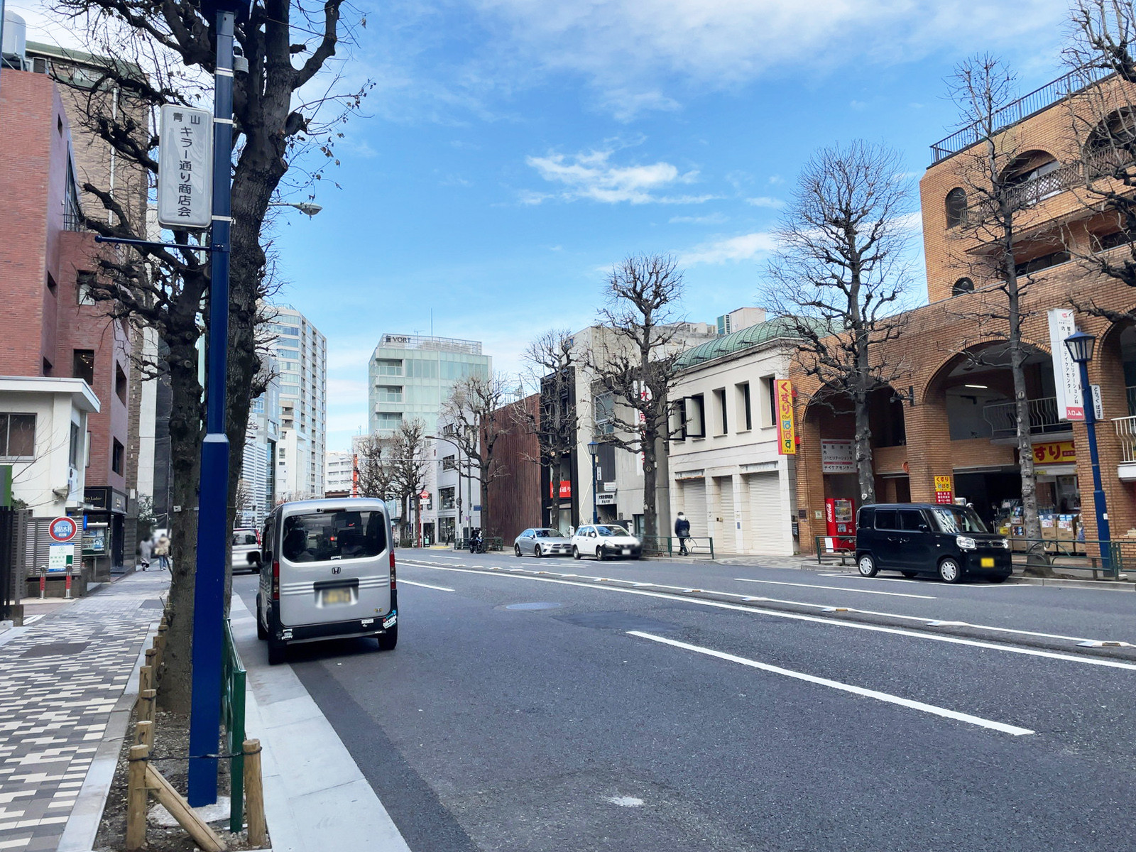 Daiwa青山ビル前面の外苑西通り