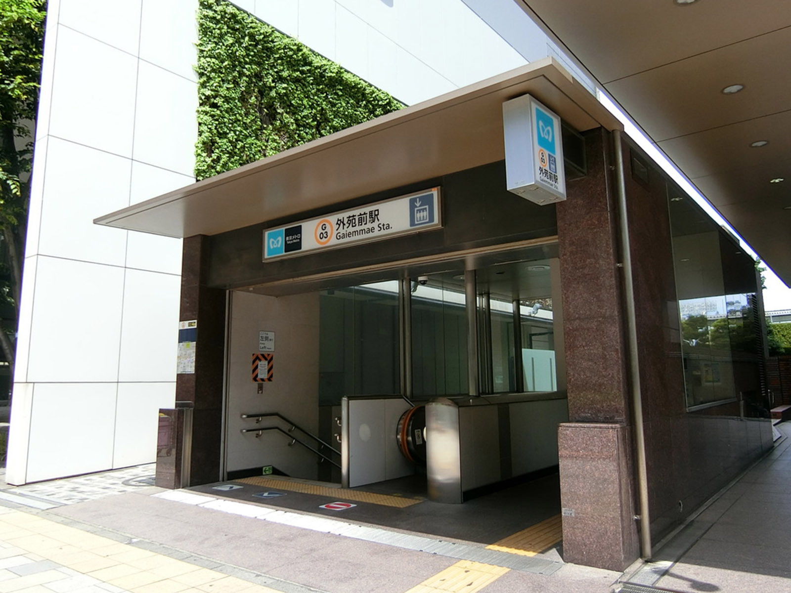 最寄りの「外苑前駅」