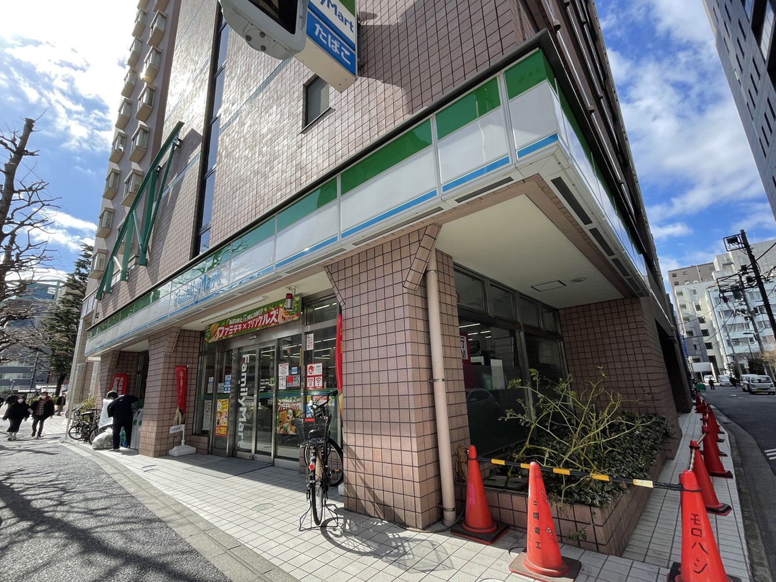 徒歩2分のファミリーマート神田佐久間町店