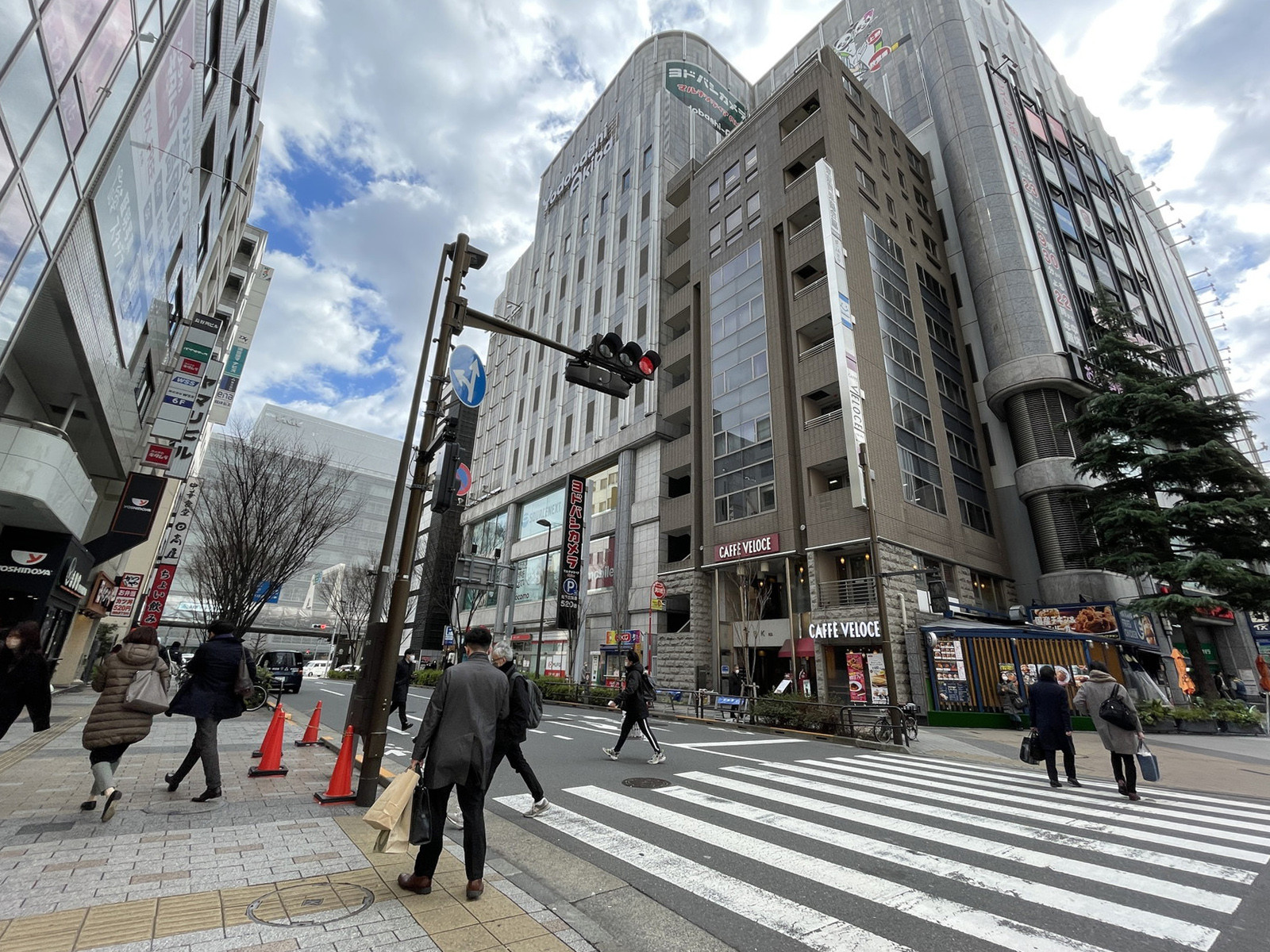 長谷川ビル前面の通り