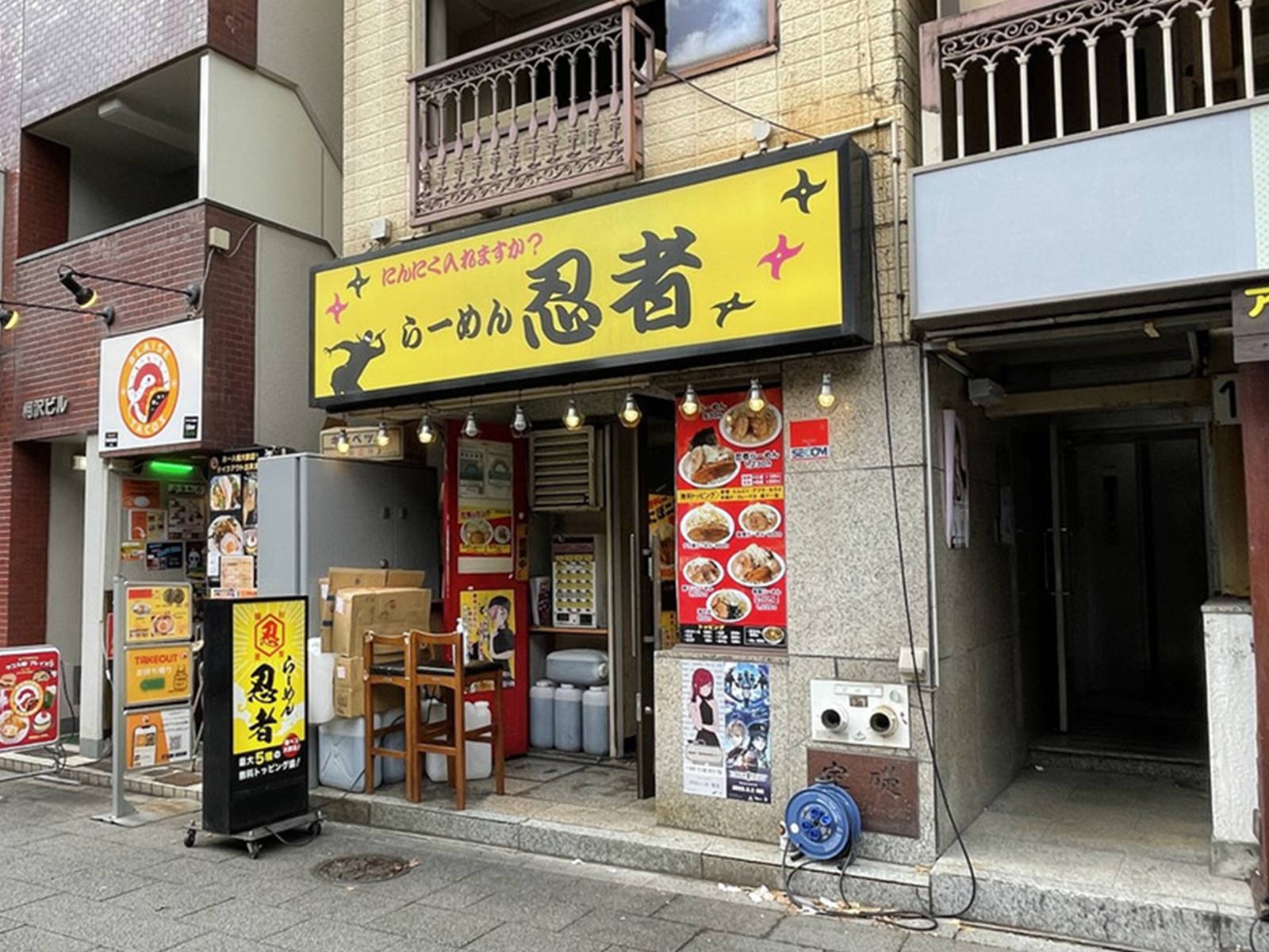 周辺には飲食店が点在
