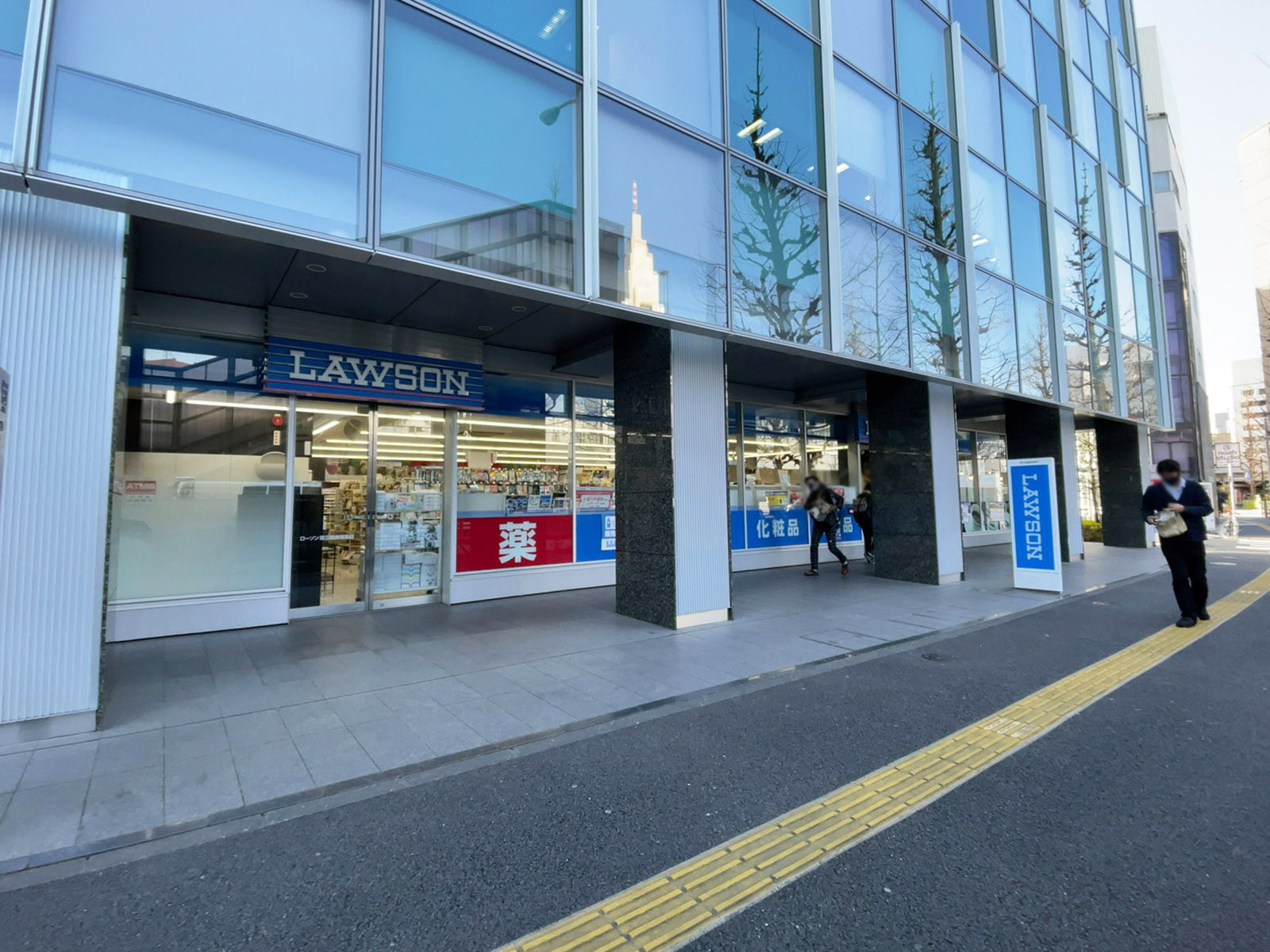 徒歩2分のローソン 国立能楽堂前店