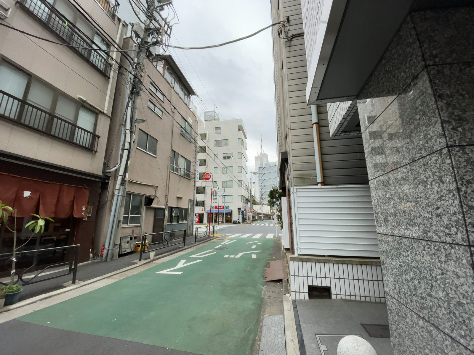 井門本郷ビル前面の通り