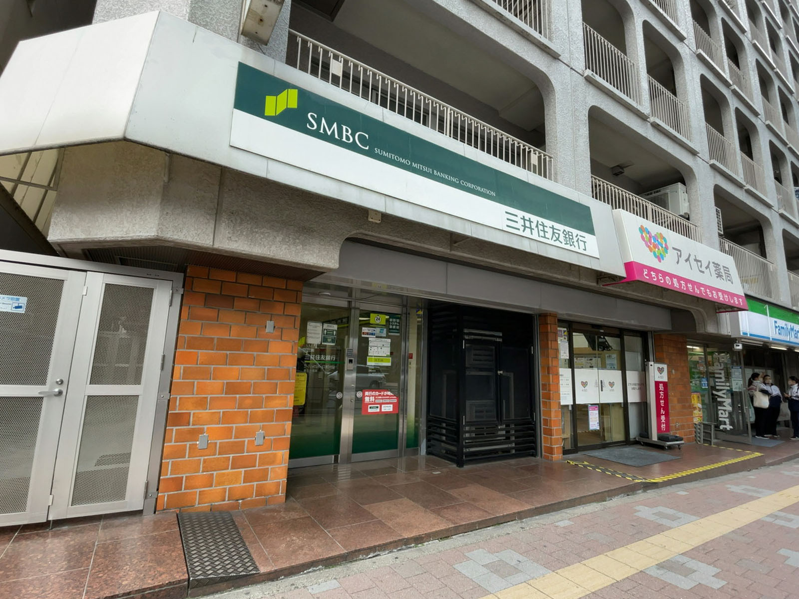 ビル裏の三井住友銀行 春日出張所