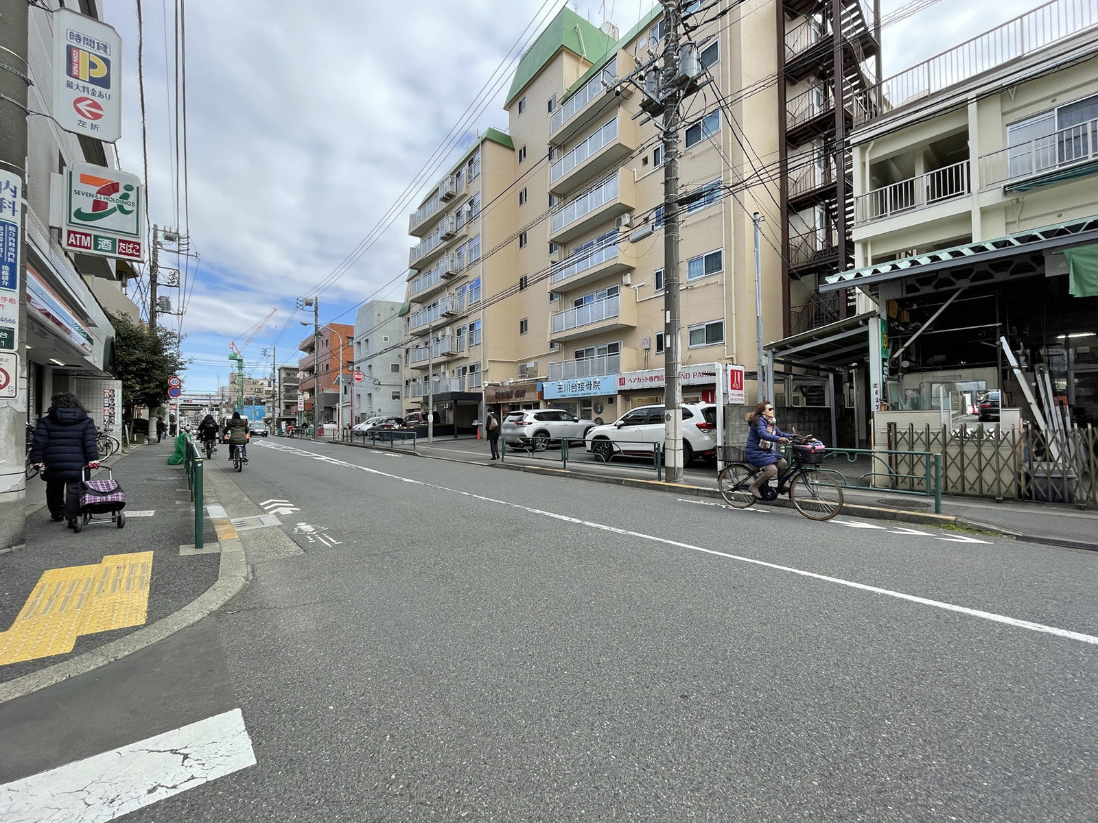 KY用賀ビル前面の通り