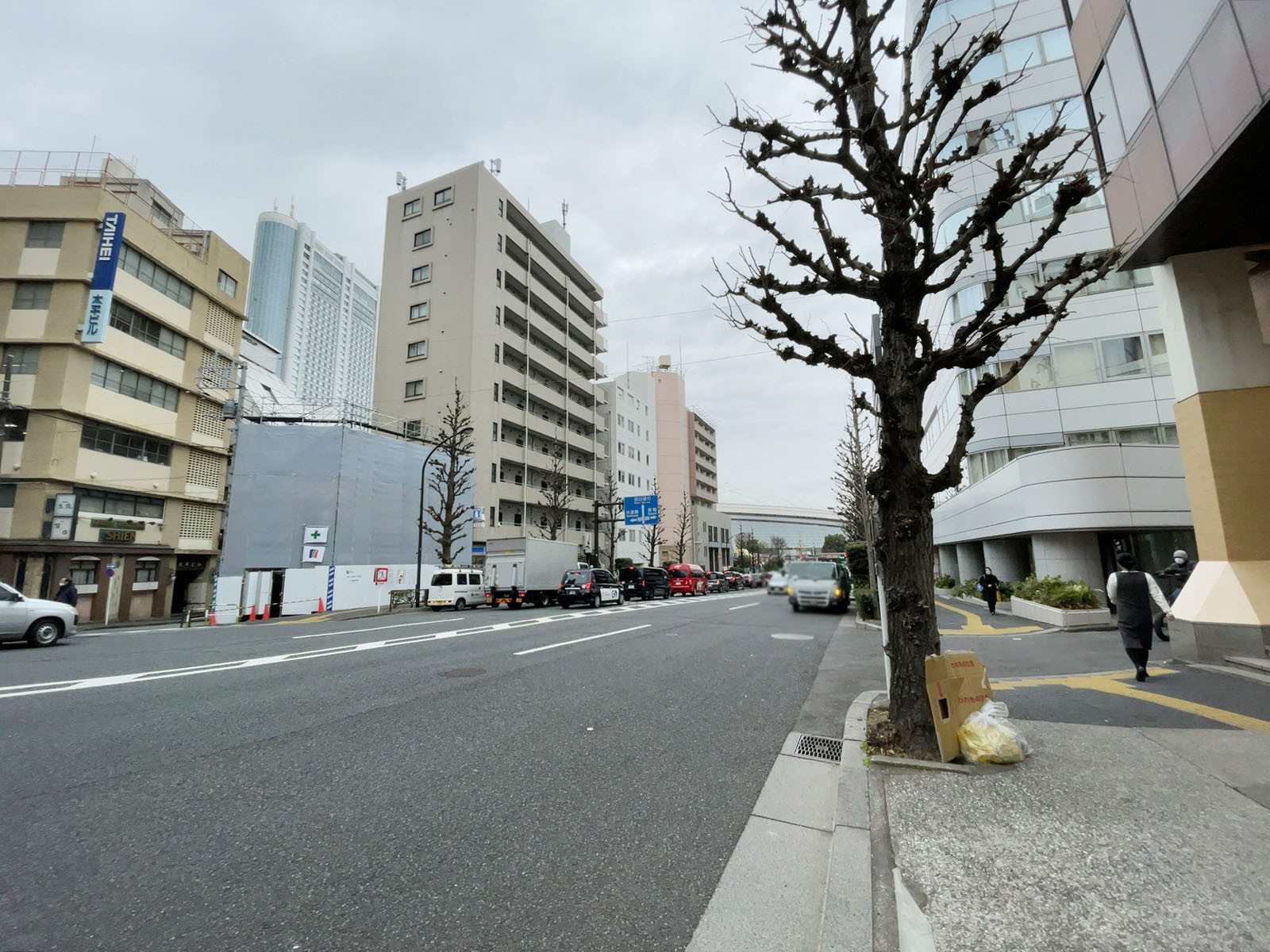 見学ビル前面の通り