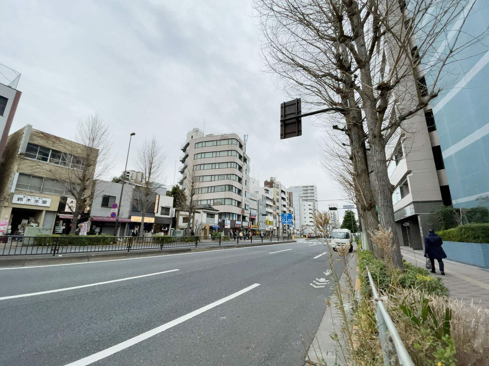 いちご本郷三丁目ビル前面の通り