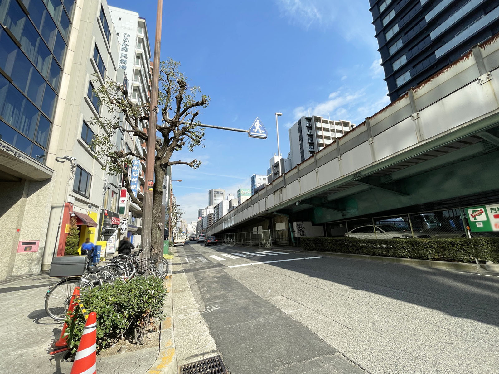 KC-DoDoビル前面の通り