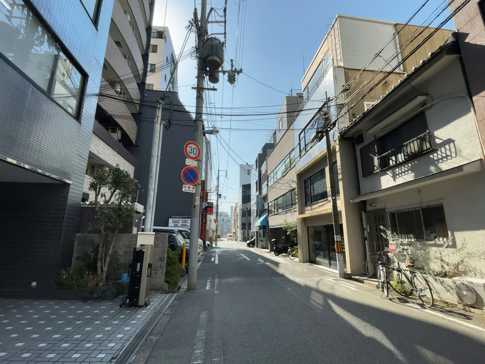 第1広垣ビル前面の通り