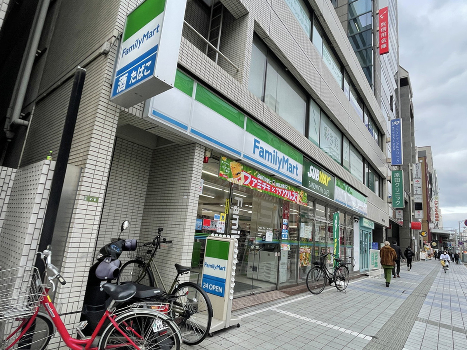 隣のファミリーマート広島中央通り店