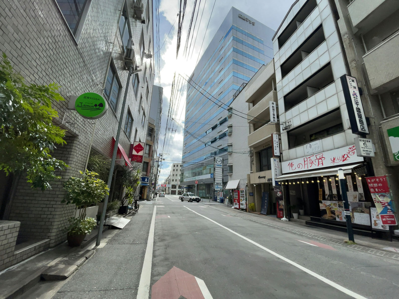 宇佐川本館ビル前面の通り