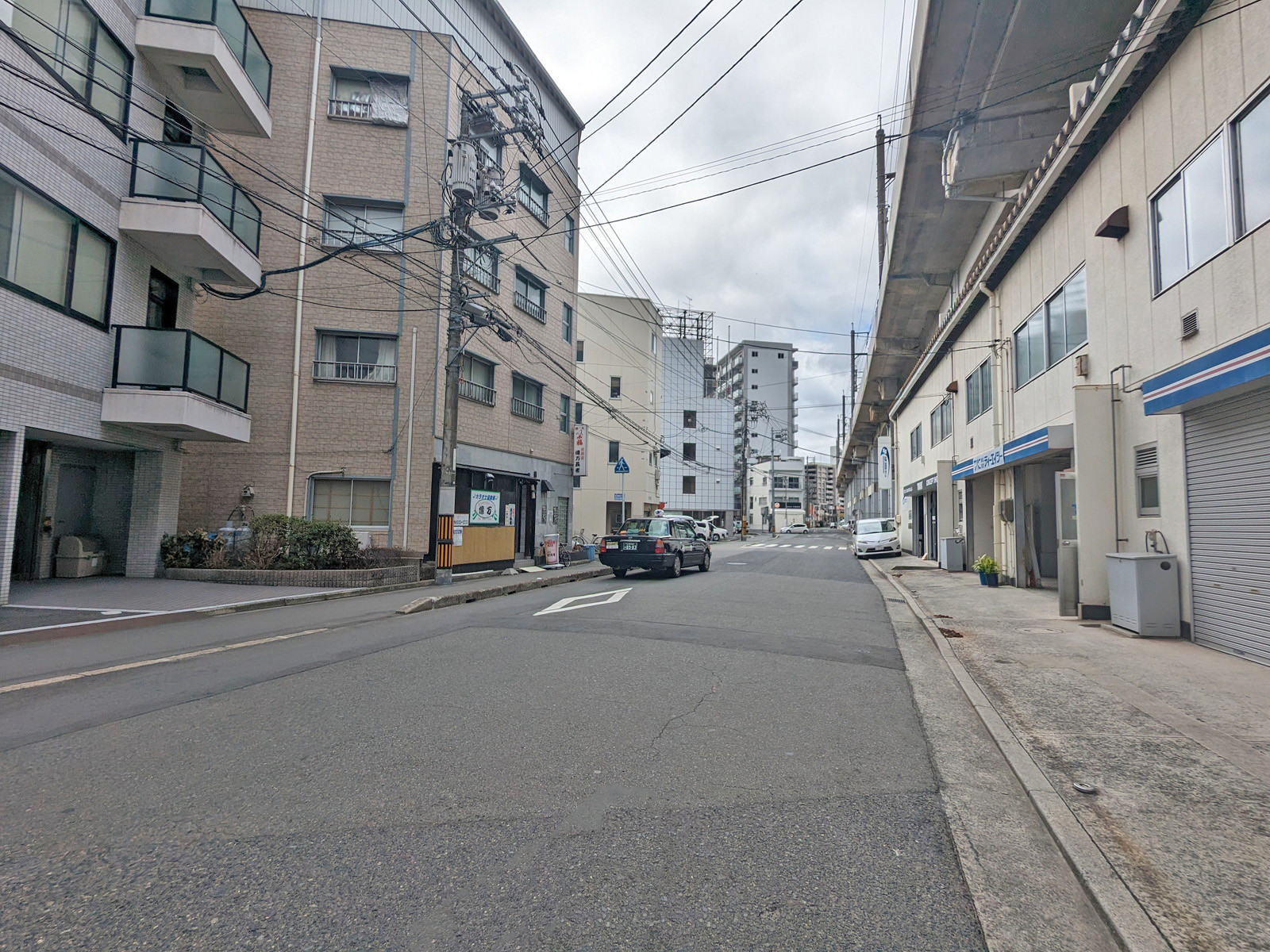香取第1ビル前面通り