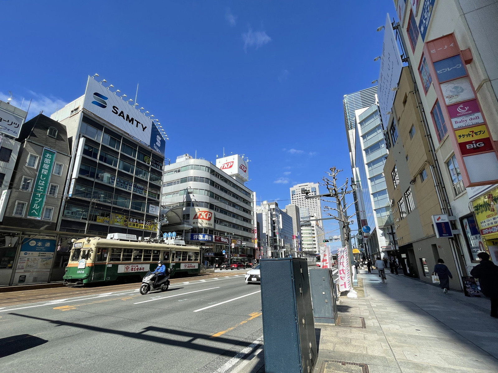 大手町高橋ビル前面の鯉城通り