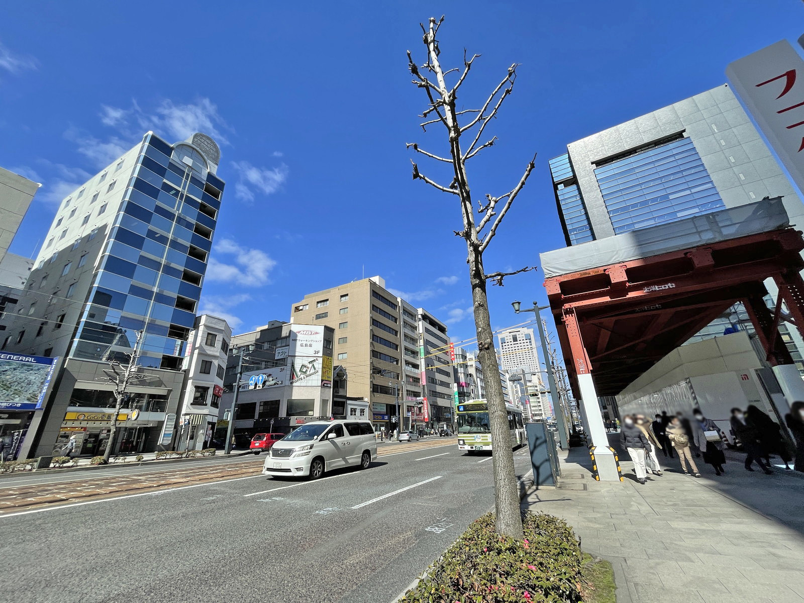 広島フコク生命ビル前面通り