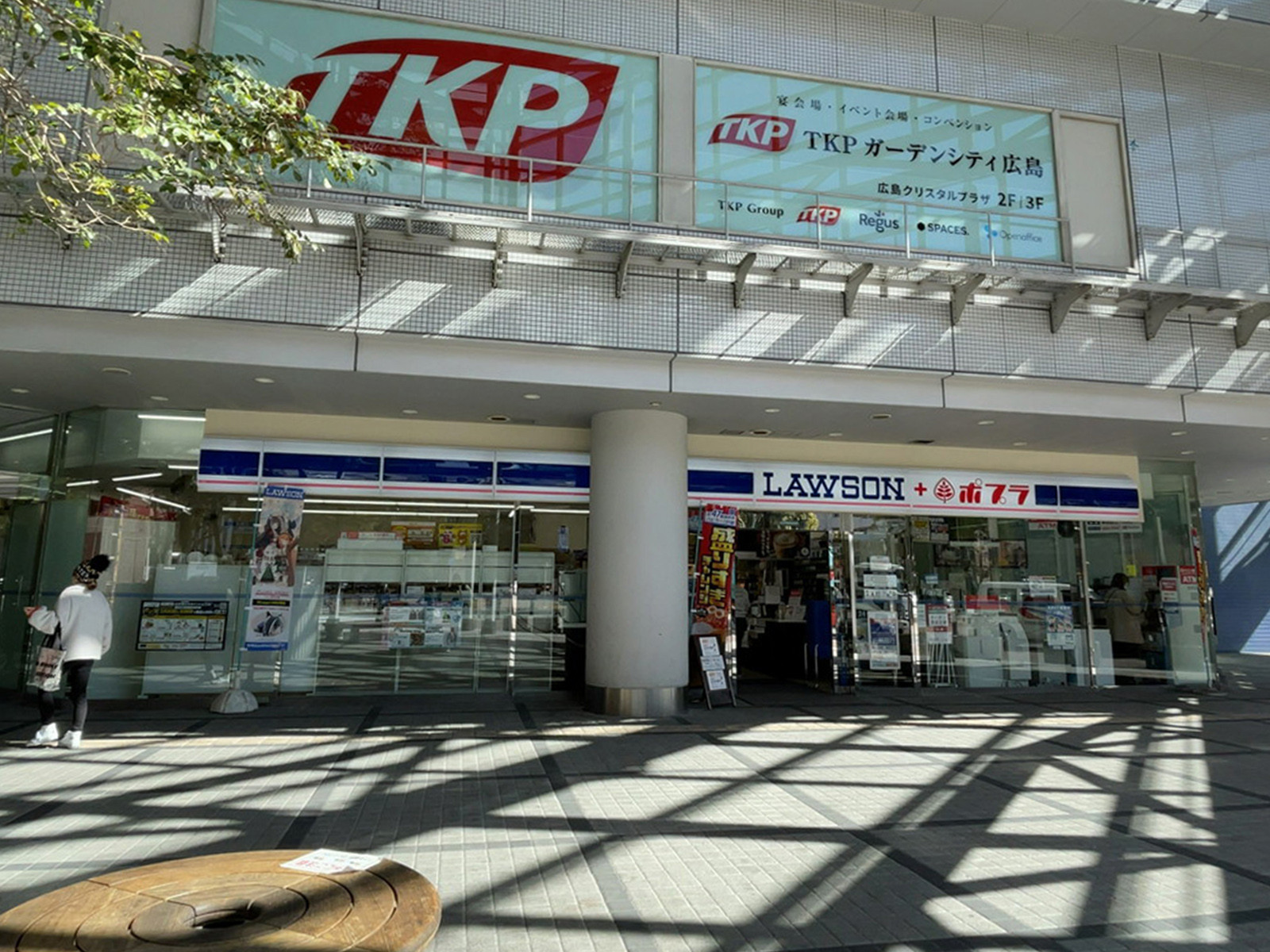 徒歩3分のローソンクリスタルプラザ店