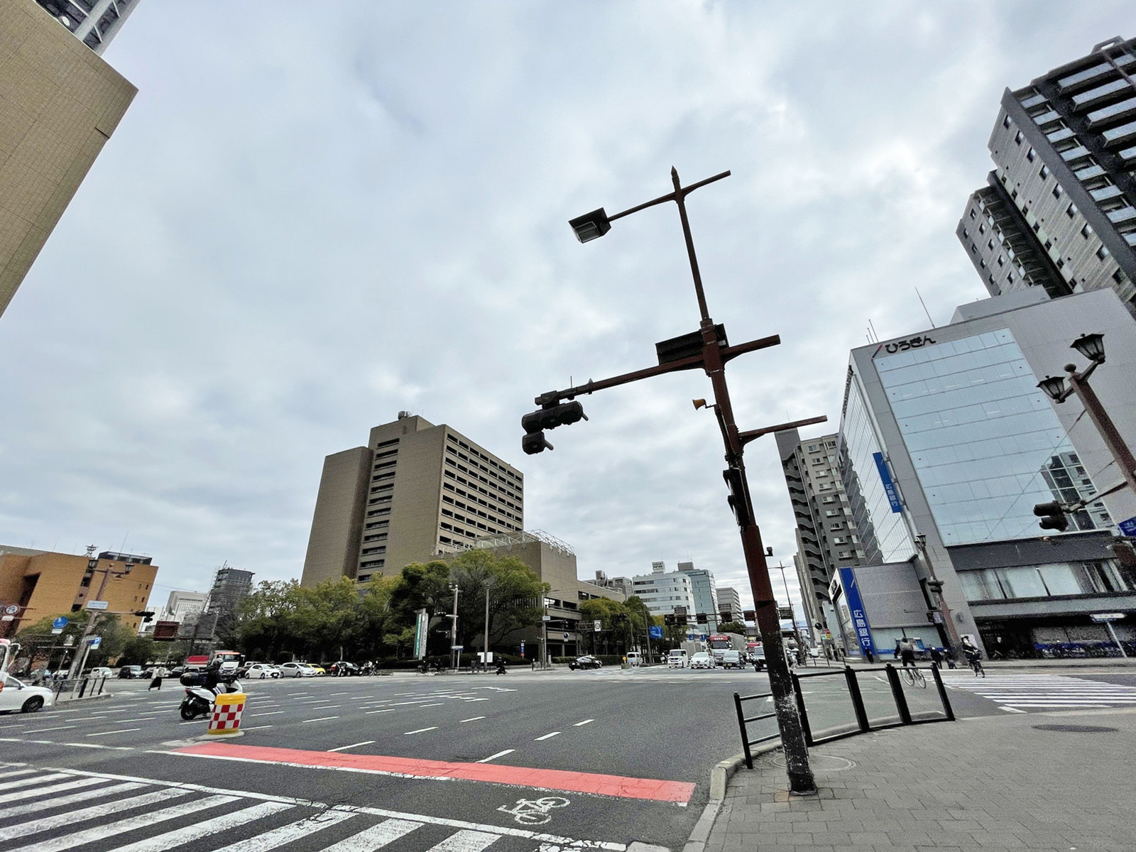 大手町ファーストビル前面の広島市役所前交差点