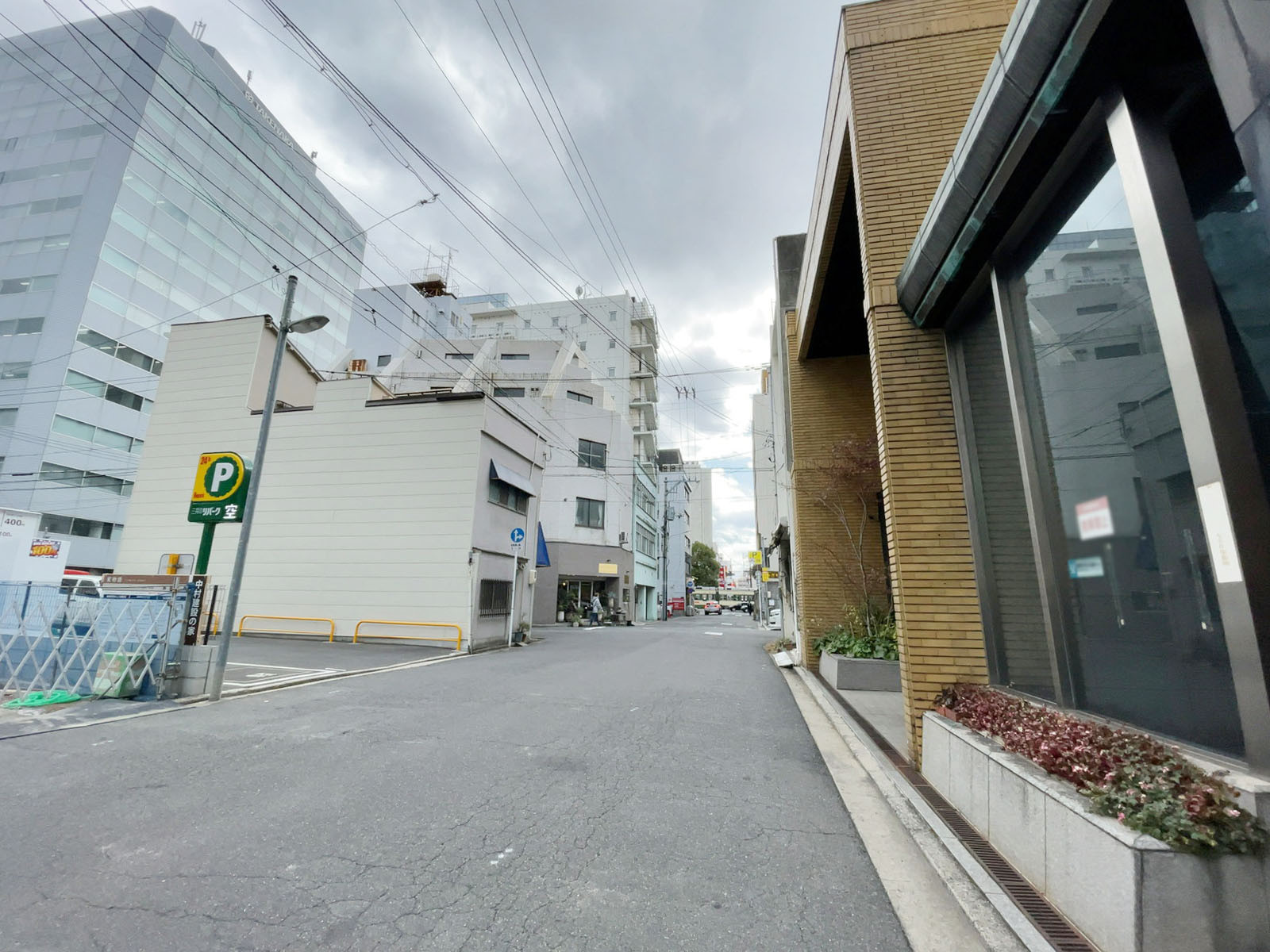 幟町熊本ビル前面の通り