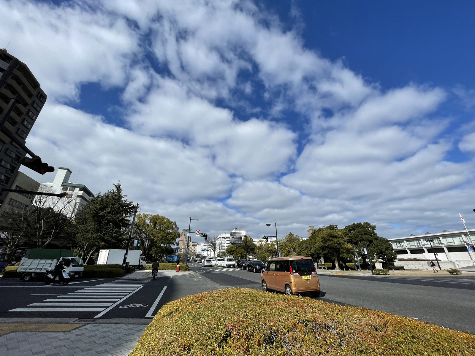 カドス広島平和公園ビル前面の平和大通り