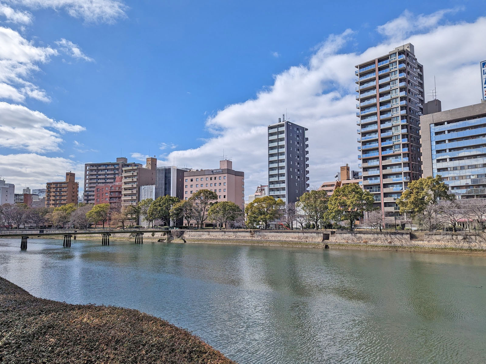 近くを流れる京橋川