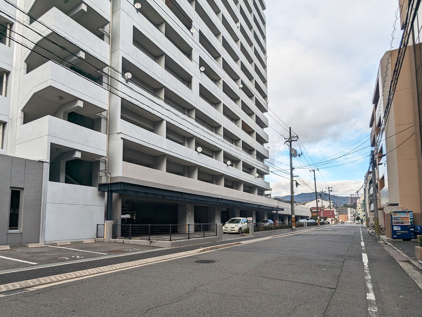 ストーリアワカクサ前面の通り