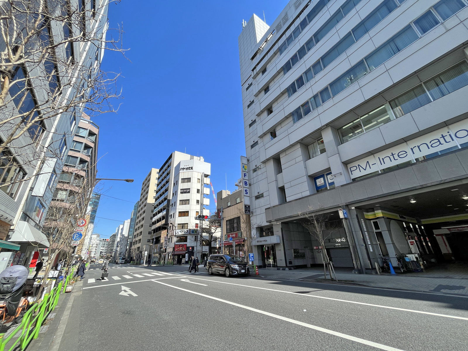 Y'sビル前面の平成通り