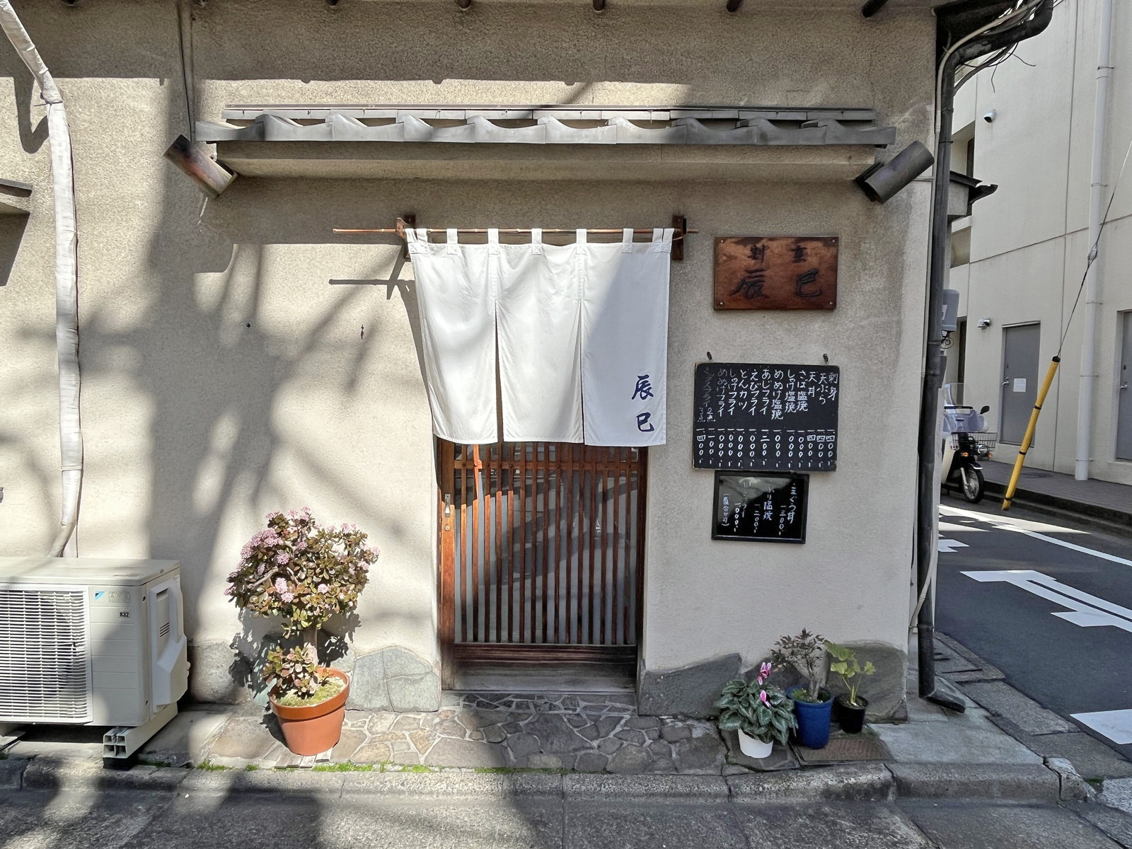 徒歩1分の和食「辰巳」