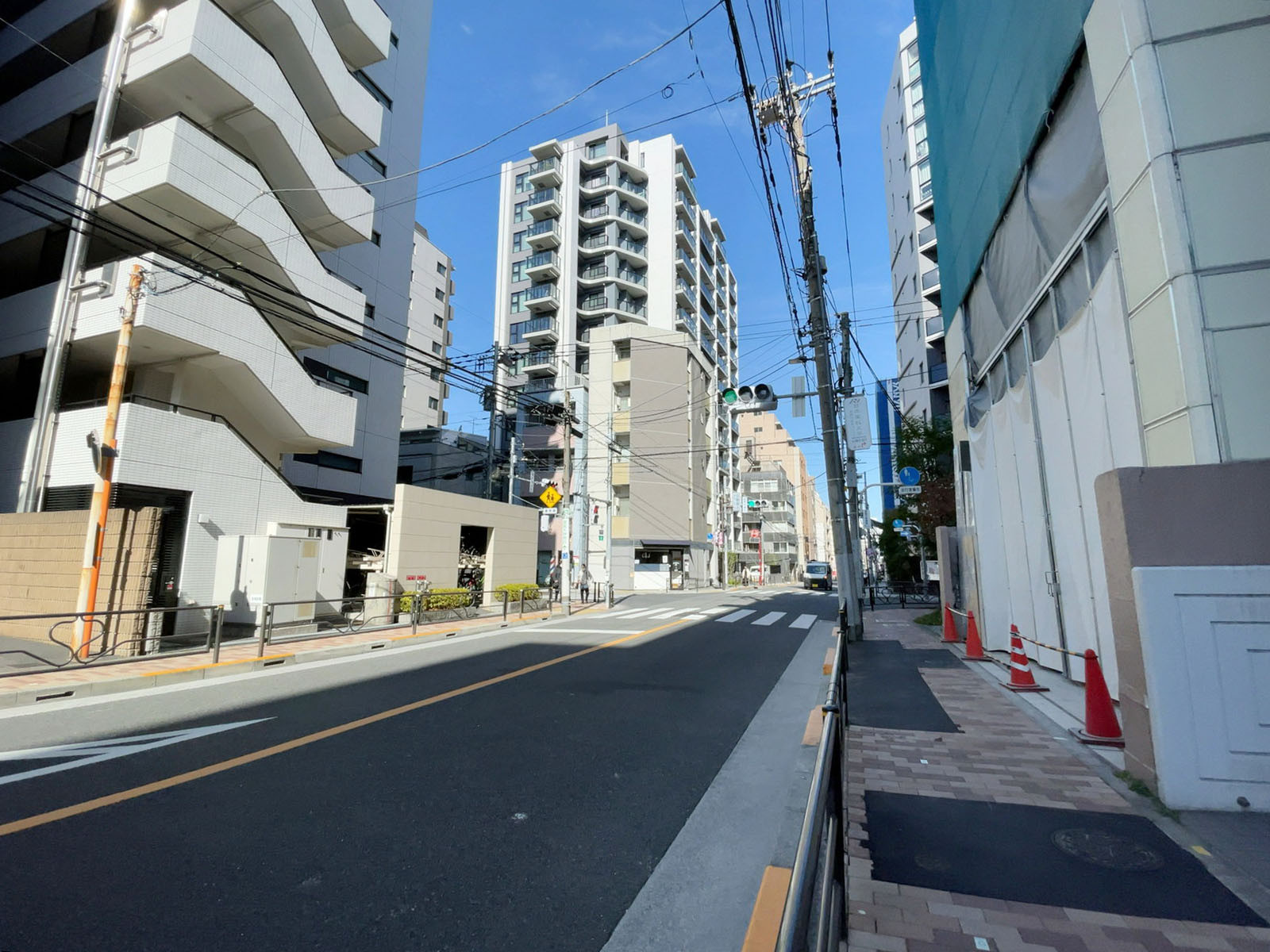 ハイシティ湯島前面の通り