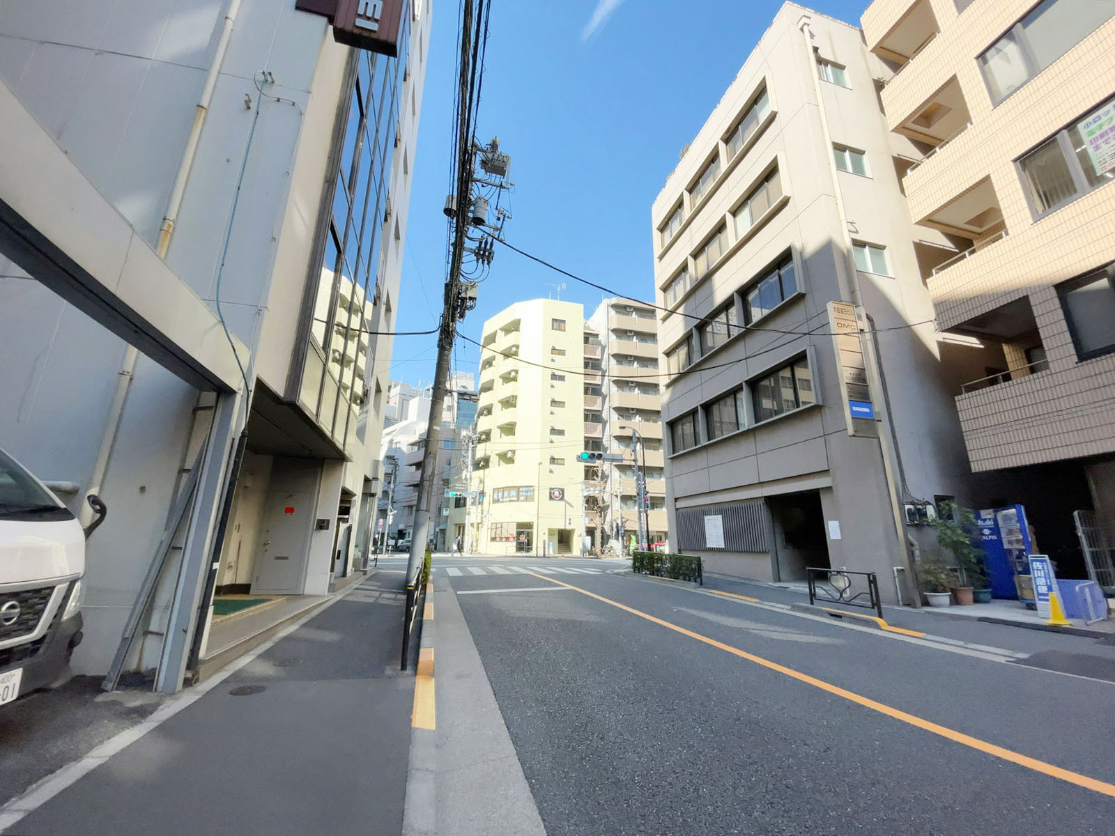 本郷三宝ビル前面の通り