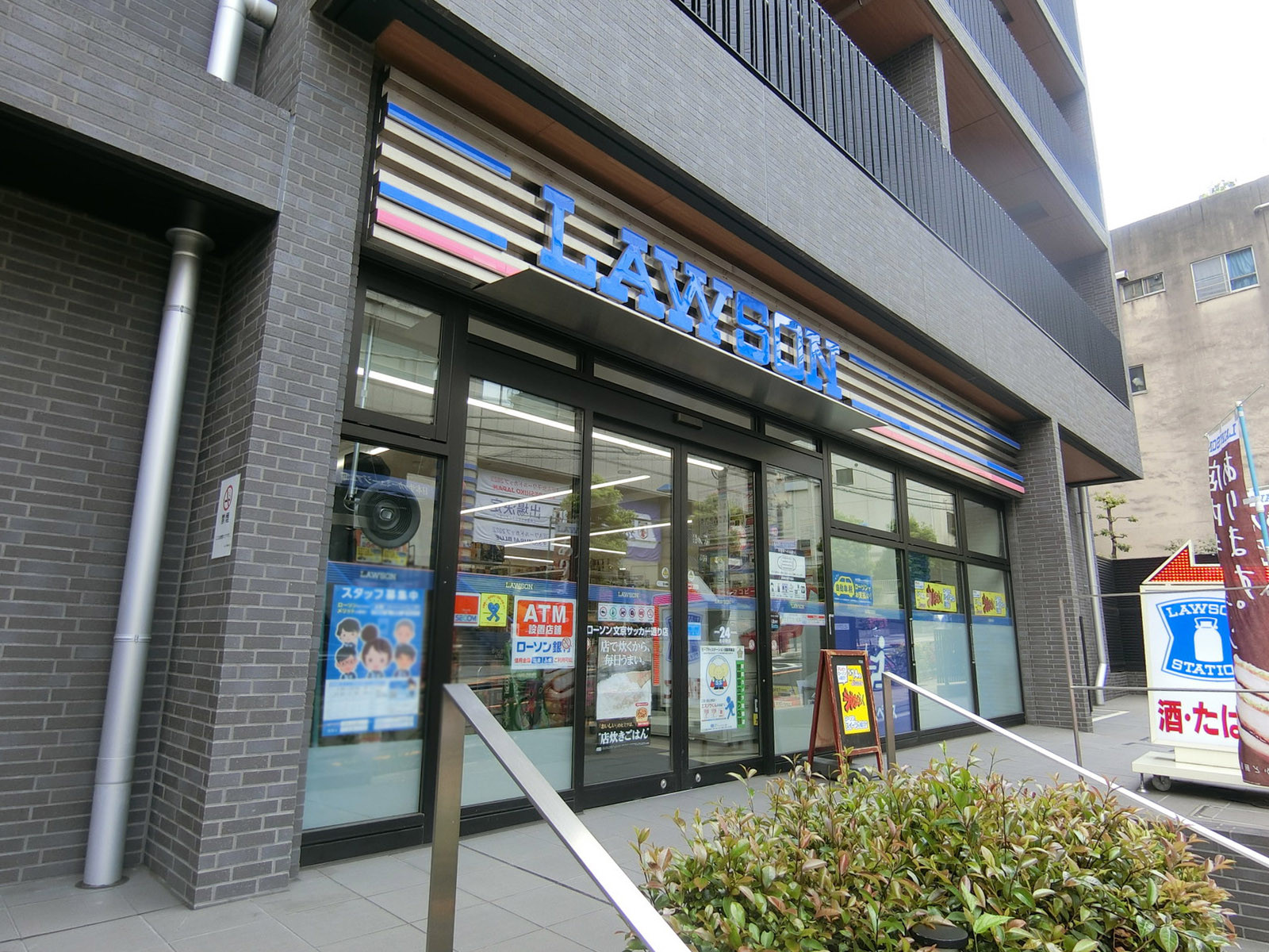 徒歩1分のローソン 文京サッカー通り店