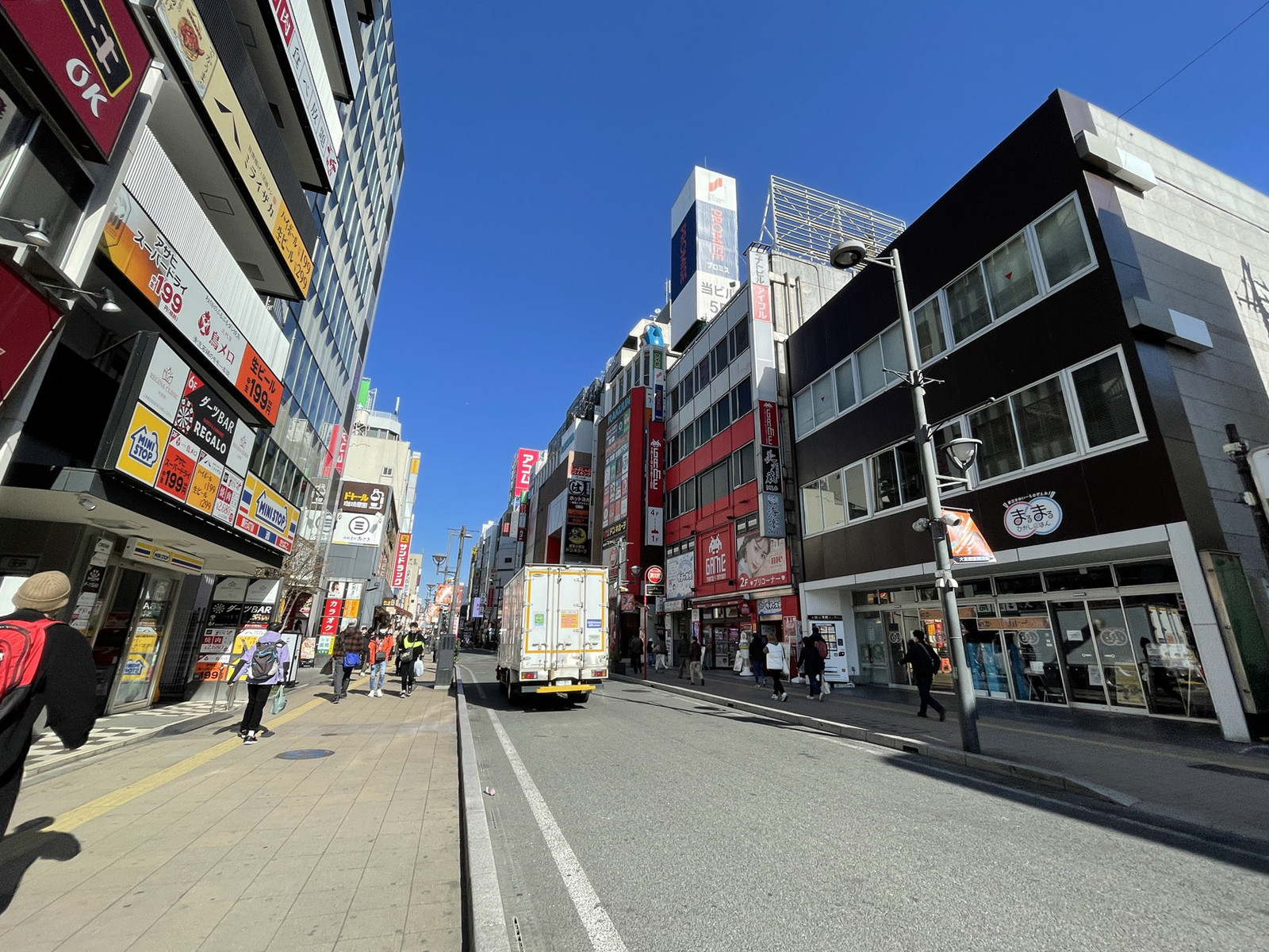 FUJI BUILDING前面の通り