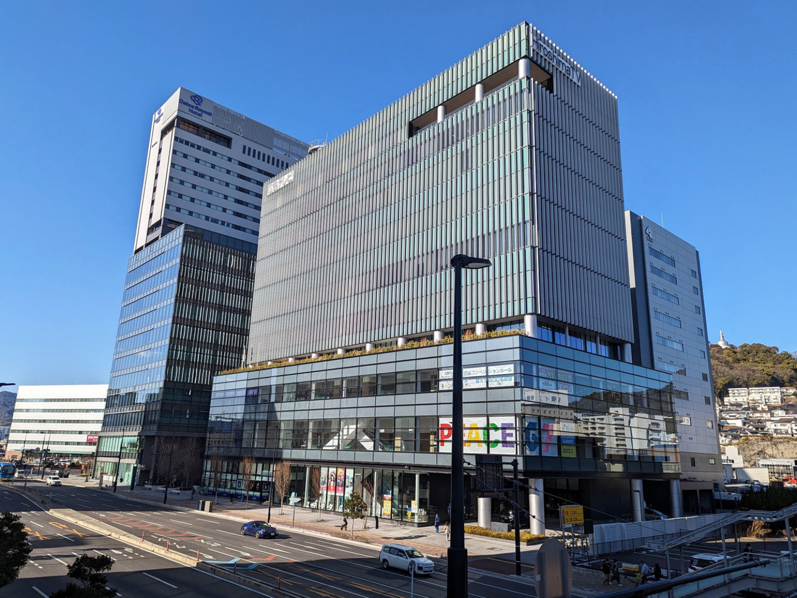 隣の広島テレビ放送本社