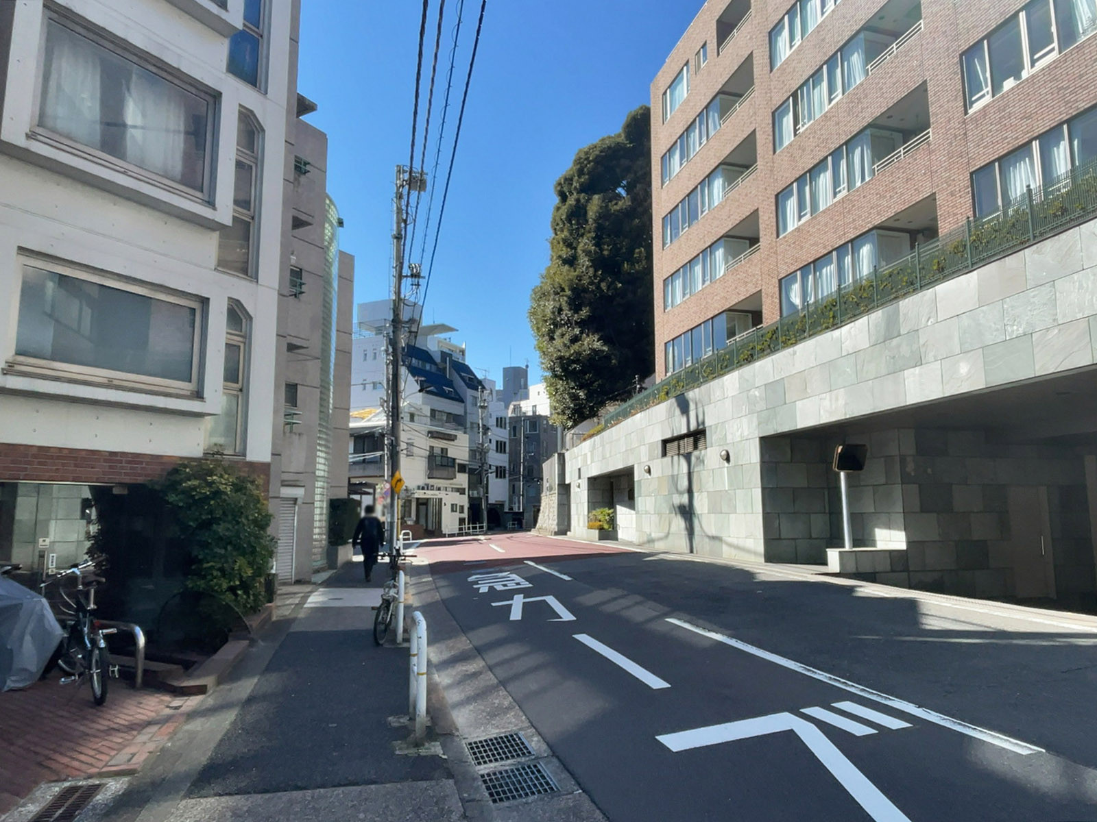 麻布パークサイドビル前面の通り