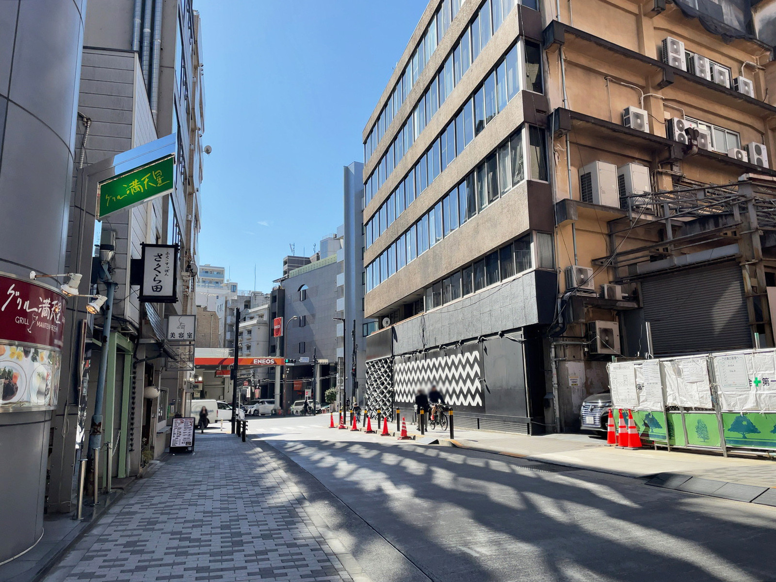 アポリアビル前面の通り
